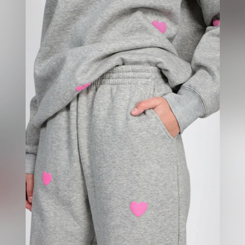 ❌SOLD❌ Brunette The Label All Over Hearts Oversized Fleece Joggers - Picture 4 of 11